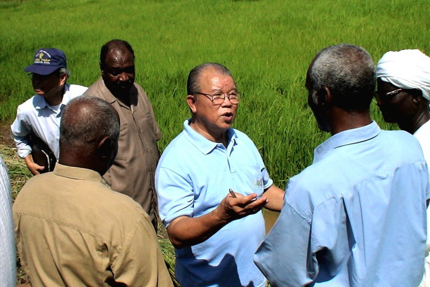 Japanese Government honours Vietnamese professor